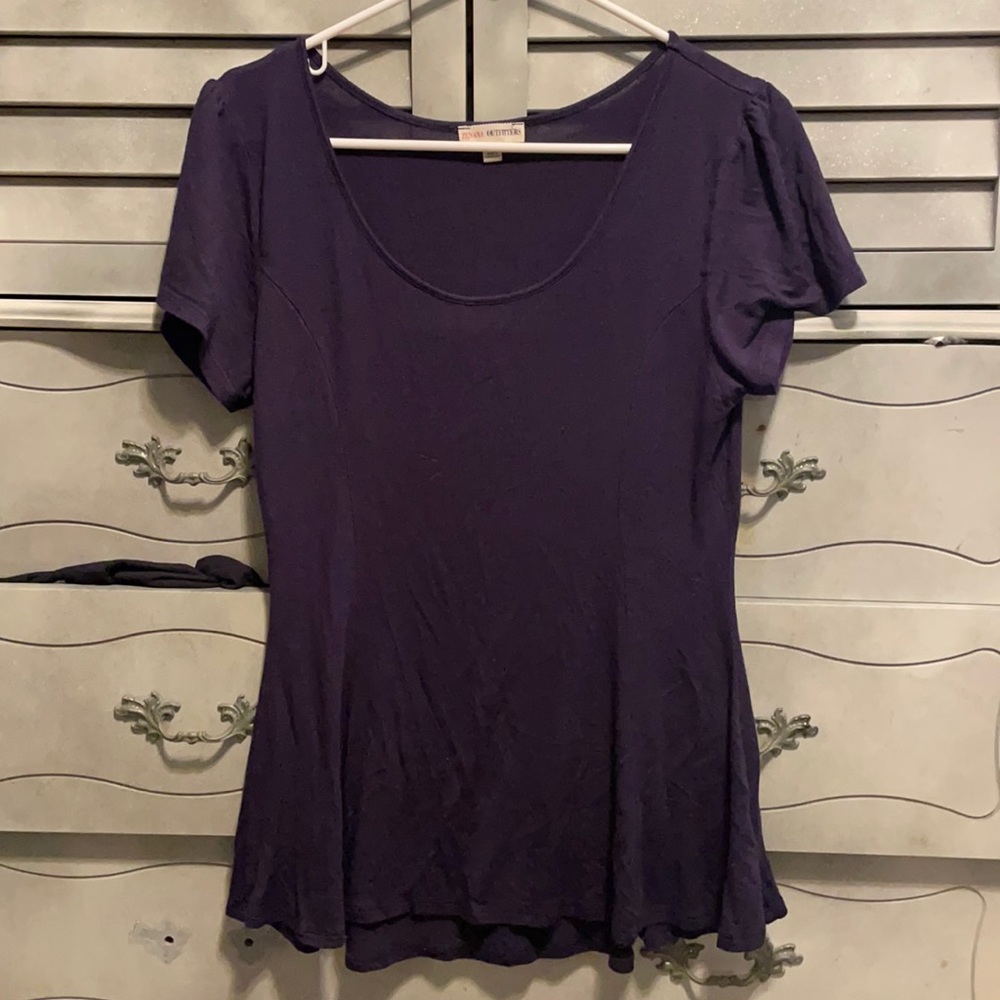 Navy Tshirt - Peplum like fit on the bottom